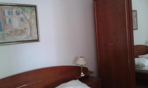 Отель Apartment Delfina  Ист